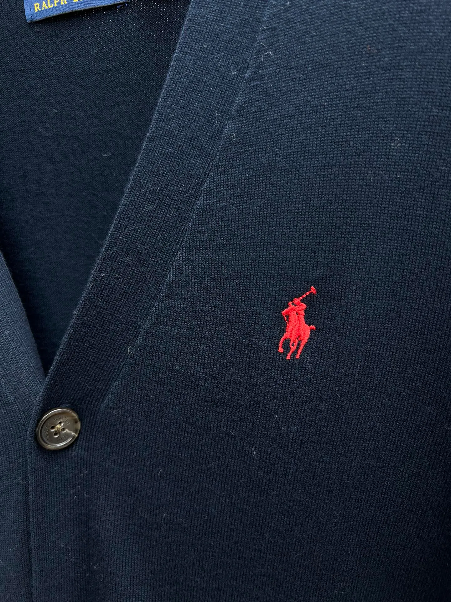 🅿️480 POLO 25ss new slim fit V-neck knitted wool cardigan. This lightweight knitted cardigan is carefully woven from wool yarn, treated for a smooth texture, and decorated with iconic pony embroidery. Size: S.M.L.XL.